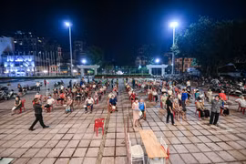 Tối 9/9, hàng ngàn người dân trên địa bàn quận Hoàn Kiếm (Hà Nội) đã được tổ chức tiêm vaccine. (Ảnh: PV/Vietnam+)