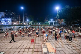 Tối 9/9, hàng ngàn người dân trên địa bàn quận Hoàn Kiếm (Hà Nội) đã được tổ chức tiêm vaccine. (Ảnh: PV/Vietnam+)