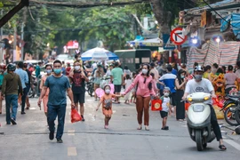 Chiều 21/9, tại tuyến phố Hàng Mã (phường Hàng Mã, quận Hoàn Kiếm, Hà Nội), rất đông người dân Thủ đô đã kéo về đây để dạo chơi, mua đồ nhân dịp Tết Trung Thu. (Ảnh: Minh Sơn/Vietnam+)