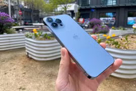 Sáng 24/9, những chiếc iPhone 13 đầu tiên trên thế giới đã bắt đầu giao đến tay khách hàng. Do chênh lệch về múi giờ, Australia và New Zealand như thường lệ là nơi mở bán đầu tiên. (Ảnh: PV/Vietnam+)