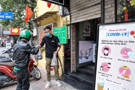 Ngày 17/2 là ngày đi làm đầu tiên sau kỳ nghỉ Tết nguyên đán và cũng là ngày thứ hai Hà Nội thực hiện việc đóng cửa các quán cà phê, hàng ăn vỉa hè để phòng dịch COVID-19. (Ảnh: Minh Sơn/Vietnam+)