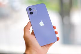 Chỉ ít tuần sau khi được ra mắt, bộ đôi iPhone 12 và 12 Mini phiên bản màu tím đã được một số cửa hàng nhập về Việt Nam. (Ảnh: PV/Vietnam+)