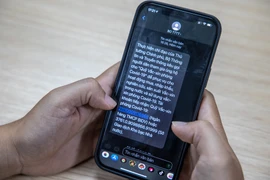  Các nhà mạng đã đồng loạt nhắn tin đến cho người dân về việc ủng hộ cho quỹ vắcxin phòng COVID-19. (Ảnh: Minh Sơn/Vietnam+)