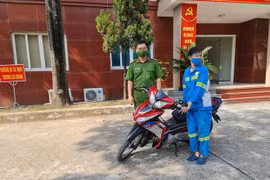 Chiếc xe máy mới từ cán bộ chiến sỹ Công an Quận Nam Từ Liêm trao cho chị Trâm. (Ảnh: CTV)