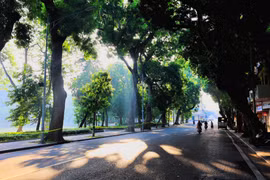 Nếu sống ở Thủ đô lâu năm, người ta sẽ không ngần ngại mà bao rằng mùa đẹp nhất trong năm của Hà Nội là mùa Thu. (Ảnh: Minh Sơn/Vietnam+) 