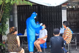 Lấy mẫu xét nghiệm COVID-19 cho người dân tại khu vực có nguy cơ cao trên địa bàn xã Thanh Liệt, huyện Thanh Trì. (Ảnh: Tuấn Anh/TTXVN)
