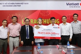 Ông T.V.C nhận giải Jackpot 2 kỷ lục. (Ảnh: Vietlott)