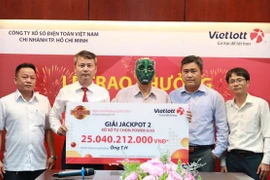 Ông T.H, đeo mặt nạ, trong buổi trao thưởng tổ chức tại Thành phố Hồ Chí Minh. (Ảnh: Vietlott)