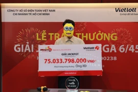 Người chơi may mắn được trao giải Jackpot 75 tỷ đồng. (Ảnh: Vietlott)