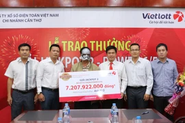 Vị khách may mắn tên H.G lĩnh thưởng giải Jackpot 2 hơn 7 tỷ đồng. (Ảnh: Vietlott)