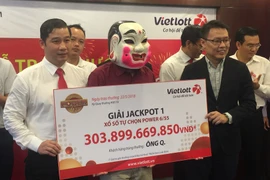 Anh Q. nhận giải thưởng gần 304 tỷ đồng trong buổi lễ trao thưởng ngày 22/5. (Ảnh: PV/Vietnam+)