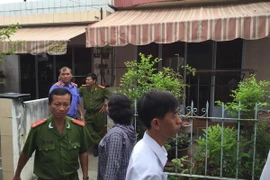 Lực lượng chức năng có mặt phong tỏa hiện trường để tiến hành điều tra nguyên nhân vụ việc. (Ảnh: Trường Giang/TTXVN)