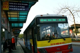 Xe buýt vận chuyển khách tại điểm trung chuyển Long Biên. (Ảnh: Huy Hùng/TTXVN)