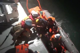 Mâu thuẫn cá nhân, 7 thuyền viên tàu cá nhảy xuống biển