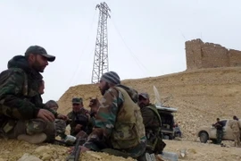 Lực lượng ủng hộ chính phủ Syria tại thành cổ Palmyra. (Nguồn: AFP/TTXVN)
