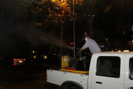 Phun thuốc diệt muỗi và lăng quăng để phòng lây nhiễm virus Zika. (Ảnh: Phương Vy/TTXVN)