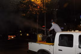 Phun thuốc diệt muỗi và lăng quăng để phòng lây nhiễm virus Zika. (Ảnh: Phương Vy/TTXVN)