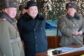 Tổng tham mưu trưởng quân đội Triều Tiên Ri Myong-su (trái) và nhà lãnh đạo Triều Tiên Kim Jong-un. (Nguồn: KCNA)