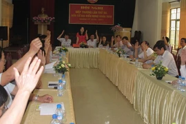 Các đại biểu biểu quyết thông qua danh sách những người ứng cử đại biểu Quốc hội và Hội đồng Nhân dân nhiệm kỳ 2016-2021. (Ảnh: Thanh Tuấn/TTXVN)