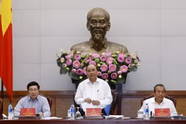 Thủ tướng Nguyễn Xuân Phúc và các Phó Thủ tướng họp Thường trực Chính phủ về tình hình thực hiện Luật Doanh nghiệp và Luật Đầu tư năm 2014. (Ảnh: Thống Nhất/TTXVN)