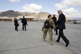 Ngoại trưởng John Kerry (phải) tới sân bay ở Kabul. (Nguồn: AFP/TTXVN)