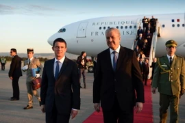 Thủ tướng Algeria Abdelmalek Sellal (phải) đón Thủ tướng Pháp Manuel Valls tại sân bay Algiers. (Nguồn: AFP/TTXVN)