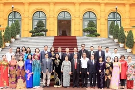 Phó Chủ tịch nước Đặng Thị Ngọc Thịnh chụp ảnh chung với các đại biểu. (Ảnh: Phạm Kiên/TTXVN)