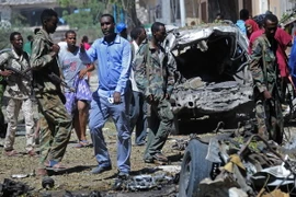 Binh sỹ Somalia điều tra tại hiện trường vụ đánh bom ở thủ đô Mogadishu ngày 11/4. (Nguồn: AFP/TTXVN)