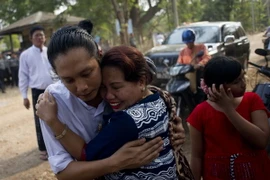 Một tù nhân vừa được trả tự do vui mừng đoàn tụ với người thân tại Tharrawaddy. (Nguồn: AFP/TTXVN)