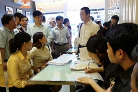 Đoàn kiểm tra tại nhà hàng Món Huế, số 105 phố Thái Hà, phường Trung Liệt. (Ảnh: Tuyết Mai/TTXVN)