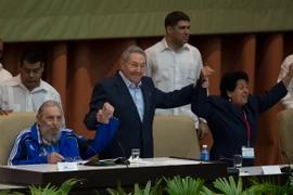 Lãnh tụ Cuba Fidel Castro và Chủ tịch Raul Castro tại phiên bế mạc. (Nguồn: THX/TTXVN)