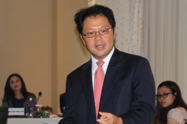 Ông Andy Ho trao đổi với báo chí. (Ảnh: Hà Huy Hiệp/Vietnam+)