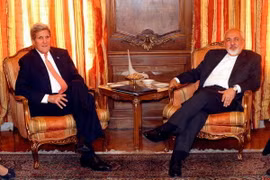 Ngoại trưởng Mỹ John Kerry và người đồng cấp Iran Mohammad Javad Zarif trong một cuộc gặp hồi tháng 4/2015. (Nguồn: Reuters)
