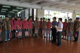 Đại sứ quán Việt Nam tại Indonesia tiến hành các thủ tục xuất cảnh để đưa 36 ngư dân về nước. (Ảnh: Trần Chiến/Vietnam+)