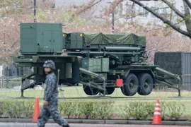 Hệ thống phòng thủ tên lửa Patriot PAC-3 được triển khai bên ngoài khuôn viên trụ sở Bộ Quốc phòng Nhật Bản ở Tokyo. (Nguồn: Kyodo/TTXVN)