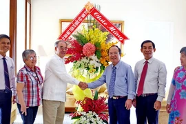 Ủy ban Mặt trận Tổ quốc Việt Nam thành phố Hồ Chí Minh thăm Lãnh sự quán Cuba nhân kỷ niệm chiến thắng Hiron. (Ảnh: Thế Anh/TTXVN)