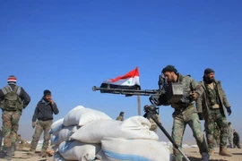 Lực lượng ủng hộ Chính phủ Syria gác tại Tal Sharba, ngoại ô thành phố Aleppo, miền Bắc Syria. (Nguồn: AFP/TTXVN)