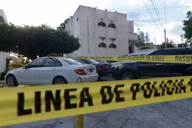 Cảnh sát El Salvador phong tỏa văn phòng Công ty luật Mossack Fonseca ở San Salvador phục vụ công tác điều tra. (Nguồn: AFP/TTXVN)