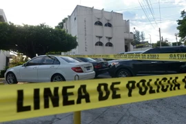 Cảnh sát El Salvador phong tỏa văn phòng Công ty luật Mossack Fonseca ở San Salvador phục vụ công tác điều tra. (Nguồn: AFP/TTXVN)