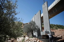 Israel xây dựng hàng rào chắn mới tại Thung lũng Cremisan sát thị trấn Beit Jala, gần thành phố Bethlehem, Khu Bờ Tây. (Nguồn: AFP/TTXVN)