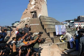 Thủ tướng Nepal K. P. Sharma Oli đặt hoa tại lễ tưởng niệm các nạn nhân động đất ở Kathmandu. (Nguồn: THX/TTXVN)