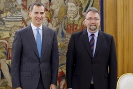 Vua Felipe VI (trái) trong cuộc gặp lãnh đạo đảng Foro Asturias, ông Isidro Martinez Oblanca, thảo luận về nỗ lực thành lập Chính phủ. (Nguồn: EPA/TTXVN)