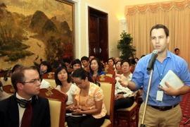 Phóng viên nước ngoài tham gia một buổi họp báo. (Ảnh: Trọng Đức/TTXVN)