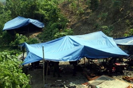 Khu vực lán trại của những người khai thác vàng trái phép. (Ảnh: Đỗ Trưởng/TTXVN)