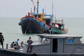 Nhà chức trách Indonesia lai dắt một tàu đánh cá trái phép của Malaysia tại khu vực ngoài khơi Belawan, phía đông đảo Sumatra, Indonesia. (Nguồn: AFP/TTXVN)