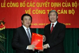 Thường trực Ban Bí thư Đinh Thế Huynh trao Quyết định cho giáo sư-tiến sỹ Nguyễn Xuân Thắng. (Ảnh: Nguyễn Dân/TTXVN)
