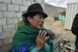 Nỗi buồn mất mát của một người dân ở San Antonio de Pichincha, phía Bắc thủ đô Quito sau động đất. (Nguồn: AFP/TTXVN)
