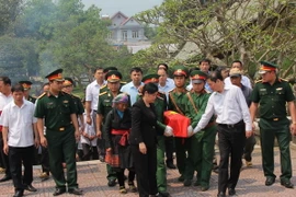Lãnh đạo tỉnh Lai Châu an táng hài cốt liệt sỹ hy sinh trên nước bạn Lào tại nghĩa trang liệt sỹ tỉnh. (Ảnh: Quang Duy/TTXVN)