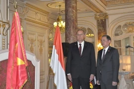 Đại sứ Nguyễn Ngọc Sơn và ông Roland de Rechniewski tại buổi lễ. (Ảnh: Bích Hà-TTXVN)