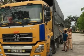 Bắt giữ xe ôtô chở 13 tấn mỡ động vật không rõ nguồn gốc